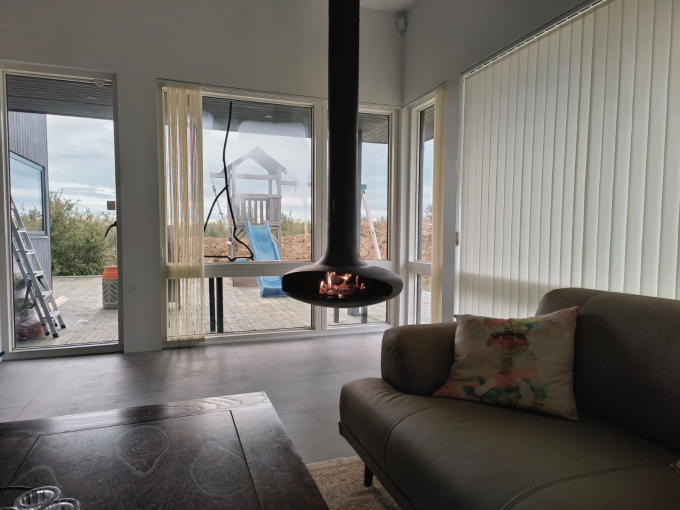 Caminera de madera suspendida negro quemando chimenea de techo interior de acero a medida 16